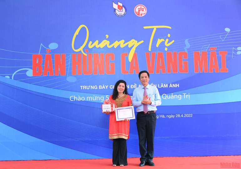 Triển lãm “Quảng Trị - Bản hùng ca vang mãi” -0