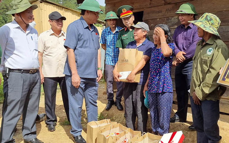Phó Chủ tịch Quốc hội Trần Quang Phương trao quà tặng các gia đình có hoàn cảnh khó khăn tại xã Đưng K’Nớ, huyện Lạc Dương. Phó Chủ tịch Quốc hội Trần Quang Phương khảo sát tuyến đường Trường Sơn Đông -0