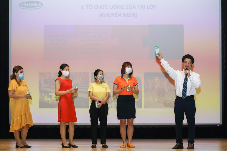 Bác sĩ dinh dưỡng của Vinamilk cùng các giáo viên thực hành gấp vỏ hộp sữa trong lớp tập huấn. 24 quận, huyện tại TP Hồ Chí Minh triển khai Sữa học đường -0