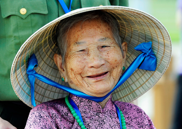 Mẹ về dự lễ -0