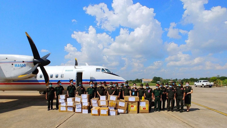 Đoàn chuyên gia Quân y Việt Nam tại tỉnh Savannakhet, Trung Lào. (Ảnh do Đoàn chuyên gia Quân y Việt Nam cung cấp) Những người lính blouse trắng Việt Nam tại các điểm nóng Covid-19 của Lào -1