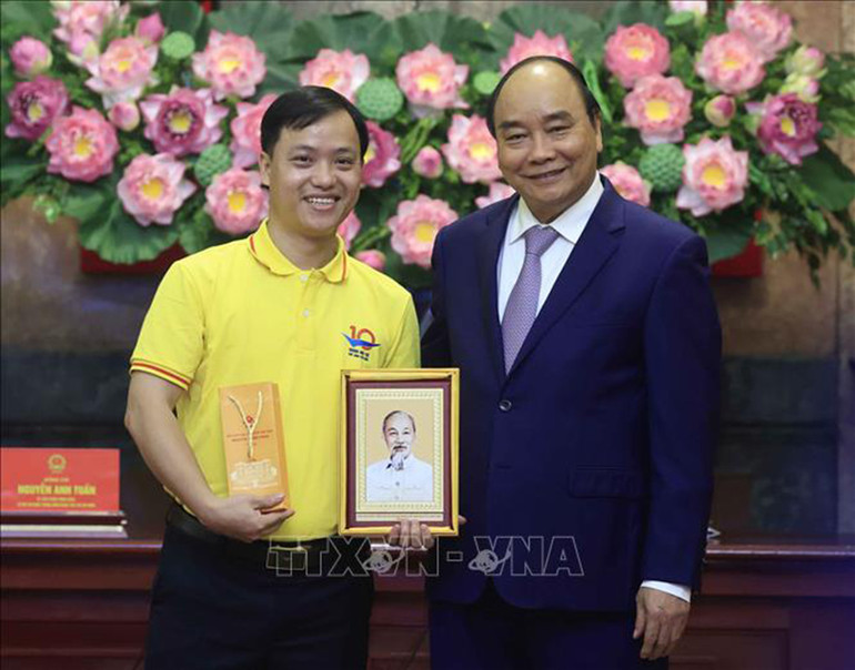 Chủ tịch nước Nguyễn Xuân Phúc gặp mặt gương mặt trẻ Việt Nam tiêu biểu năm 2021 -0
