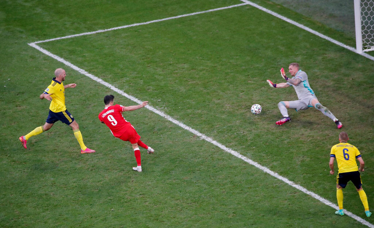 Tây Ban Nha, Thụy Điển dắt tay nhau qua vòng bảng -0