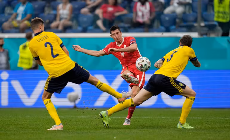 Những khoảnh khắc ấn tượng trên sân cỏ Euro 2020 -0