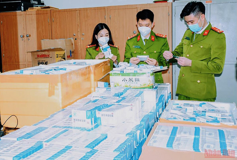 Các chiến sĩ Cảnh sát Kinh tế kiểm đếm thuốc “Liên hoa thanh ôn” không rõ nguồn gốc xuất xứ bị thu giữ. (Ảnh: QUANG DŨNG) Hải Phòng khen thưởng lực lượng Cảnh sát Kinh tế thu giữ lượng lớn thuốc điều trị Covid-19 không rõ nguồn gốc -0