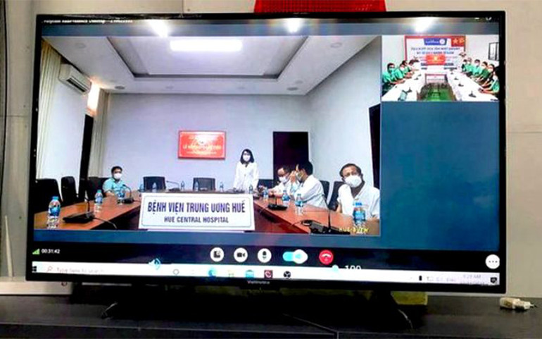 Lễ kết nạp Đảng được tổ chức trực tuyến tại hai điểm cầu Bệnh viện Trung ương Huế (Thừa Thiên Huế) và TP Hồ Chí Minh. Lễ kết nạp Đảng nơi tuyến đầu chống dịch -0