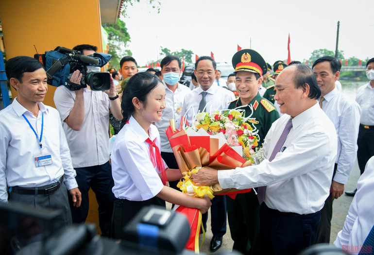 Chủ tịch nước Nguyễn Xuân Phúc với sự tiếp đón nhiệt thành của các học sinh Trường THCS Triệu Thành, huyện Triệu Phong, tỉnh Quảng Trị. (Ảnh: THÀNH ĐẠT) Chủ tịch nước Nguyễn Xuân Phúc dâng hương Thành cổ Quảng Trị và Khu lưu niệm Tổng Bí thư Lê Duẩn -0