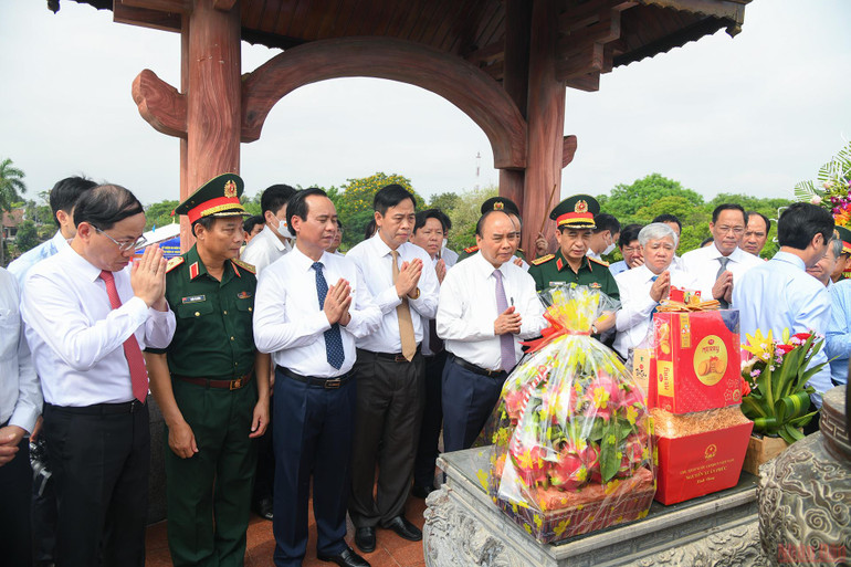 Chủ tịch nước Nguyễn Xuân Phúc cùng các đại biểu dâng hương tưởng niệm các anh hùng liệt sĩ tại Thành cổ Quảng Trị. (Ảnh: THÀNH ĐẠT) Chủ tịch nước Nguyễn Xuân Phúc dâng hương Thành cổ Quảng Trị và Khu lưu niệm Tổng Bí thư Lê Duẩn -0