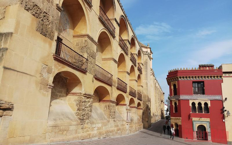 Một góc phố cổ Cordoba với kiến trúc Nam Âu, xa xa là tháp chuông Mezquita Tây Ban Nha: Sự trở lại của ngành du lịch -0
