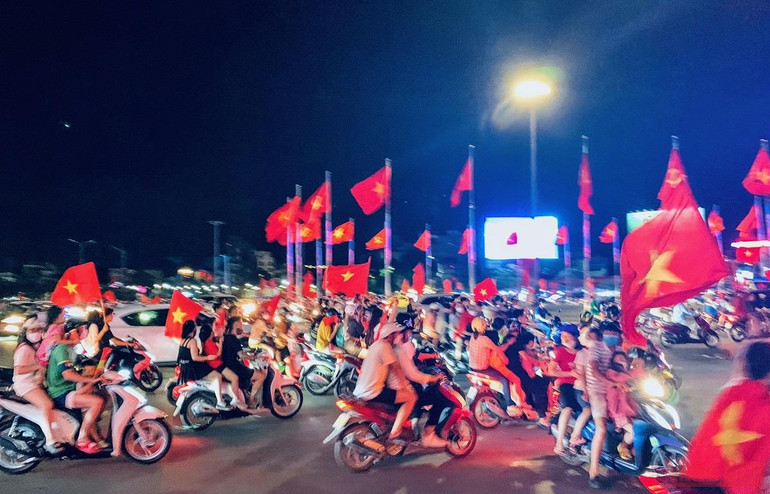 Người dân đổ ra đường ăn mừng U23 Việt Nam vô địch SEA Games 31 ảnh 23 Người dân đổ ra đường ăn mừng U23 Việt Nam vô địch SEA Games 31 -0