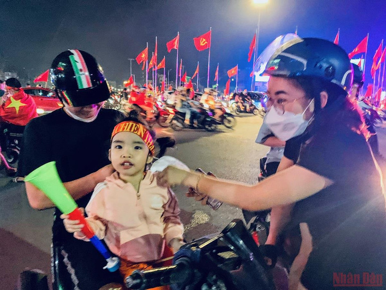 Người dân đổ ra đường ăn mừng U23 Việt Nam vô địch SEA Games 31 ảnh 24 Người dân đổ ra đường ăn mừng U23 Việt Nam vô địch SEA Games 31 -0
