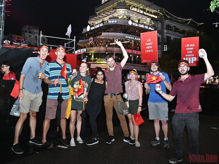 Người dân đổ ra đường ăn mừng U23 Việt Nam vô địch SEA Games 31 -0