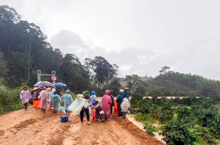 Tích cực tìm kiếm hai du khách bị lũ cuốn tại Lâm Đồng -0
