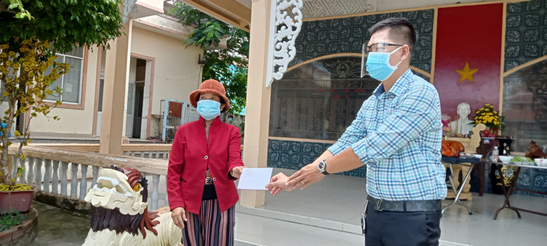 Trao 500 triệu đồng cho gia đình chính sách, người có công -0