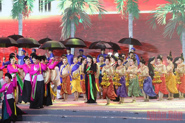 Các nghệ sĩ dân ca quan họ Bắc Ninh hòa cùng các nghệ sĩ Campuchia. (Ảnh: KHIẾU MINH) Lễ bế mạc SEA Games 31: Hội tụ để tỏa sáng -0