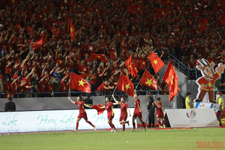 Những nhà vô địch bóng đá nữ SEA Games 31 cảm ơn khán giả tại sân vận động Cẩm Phả (Ảnh: KHIẾU MINH) Đội tuyển bóng đá nữ Việt Nam đón nhận Huy chương Vàng SEA Games 31 -0