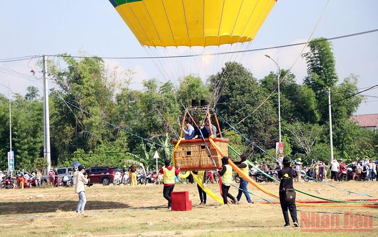 Kon Tum: Lần đầu tiên tổ chức lễ hội bay khinh khí cầu -0