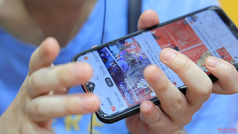 ... bật Youtube để... nghe SEA Games 31... Cổ động viên đặc biệt: Đến sân, “xem” SEA Games bằng… đôi tai -0