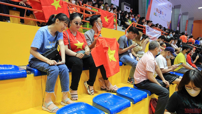 Thương kể lại cho cô bạn nghe về diễn biến trận đấu đang diễn ra... Cổ động viên đặc biệt: Đến sân, “xem” SEA Games bằng… đôi tai -0