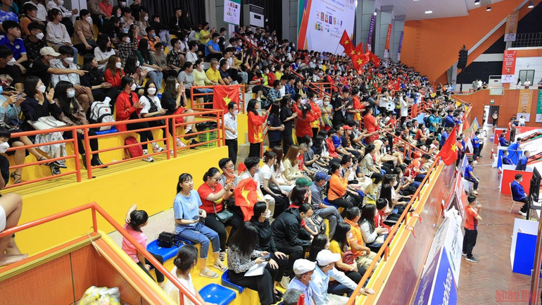 Hai cô gái hòa cùng không khí sôi động tại nhà thi đấu... Cổ động viên đặc biệt: Đến sân, “xem” SEA Games bằng… đôi tai -0