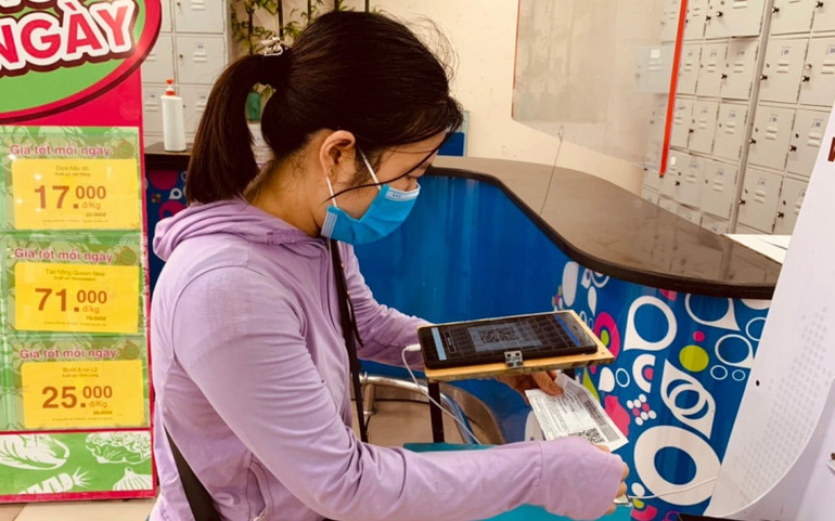 Quét mã QR trước khi vào mua hàng. a5-1632975141660.jpg