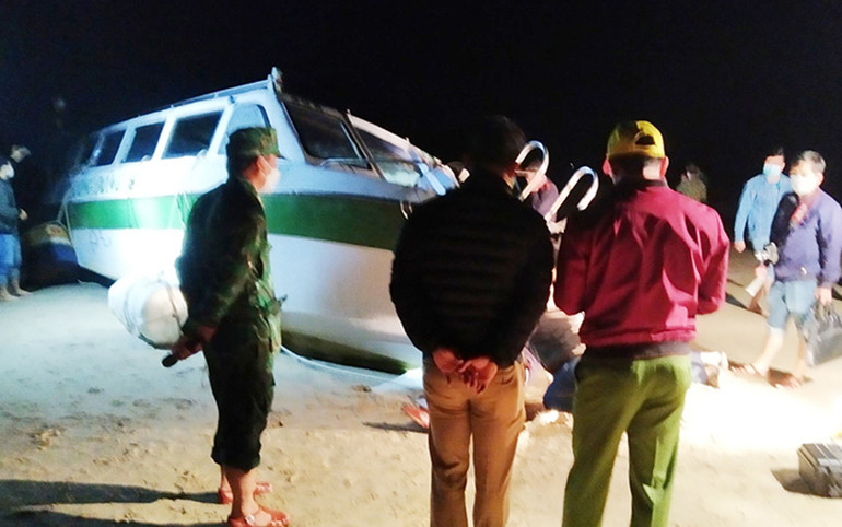 Lai dắt đưa ca-nô bị lật lên bờ để phục vụ công tác điều tra, làm rõ nguyên nhân vụ tai nạn gây chết người. Khẩn trương đưa thi thể nạn nhân về quê, sớm làm rõ nguyên nhân vụ lật ca-nô tại Hội An -0