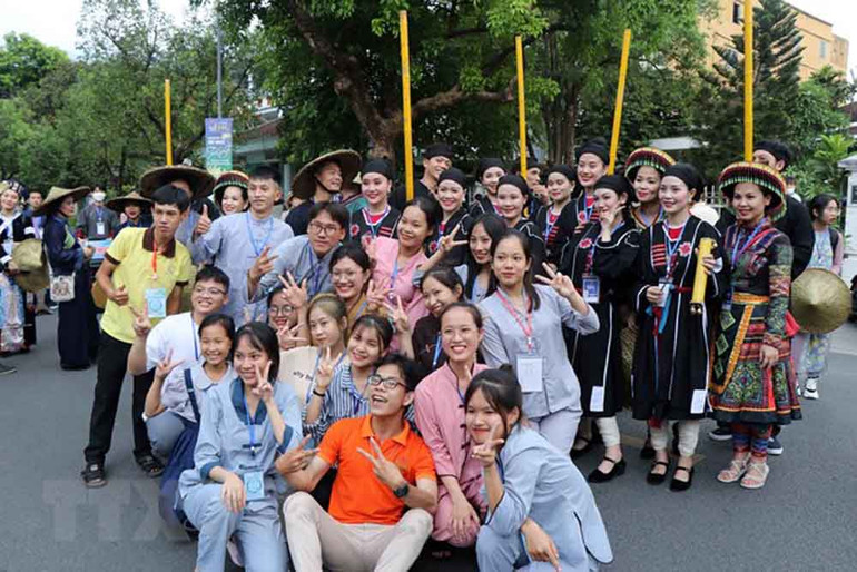 Du khách giao lưu với các nghệ sĩ tại Lễ hội đường phố “Sắc màu văn hóa” ở thành phố Huế. Festival Huế 2022: Rực rỡ sắc màu văn hóa trong lễ hội đường phố -0
