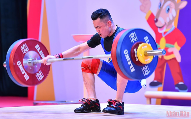 Cố gắng hoàn thành mức tạ 123kg để phá kỷ lục tại nội dung Cử giật, nhưng Gia Thành đã không thể hoàn thành mục tiêu và chấp nhận kết quả 120kg tại nội dung này. 8-1652971636417.jpg