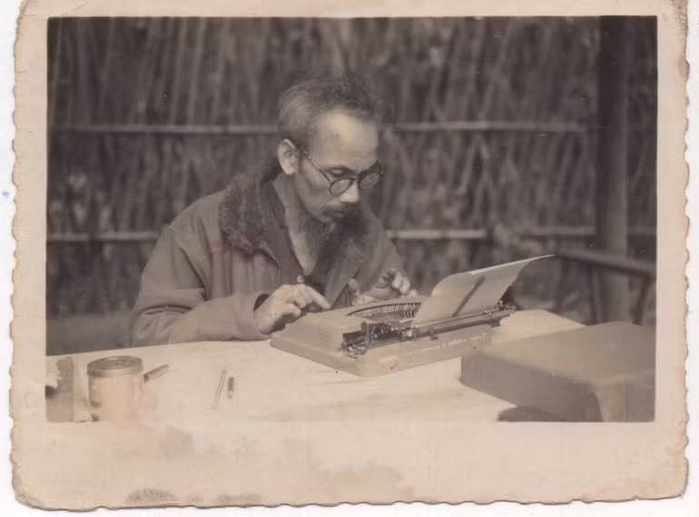 Chủ tịch Hồ Chí Minh với người làm báo Việt Nam và bạn bè quốc tế -0