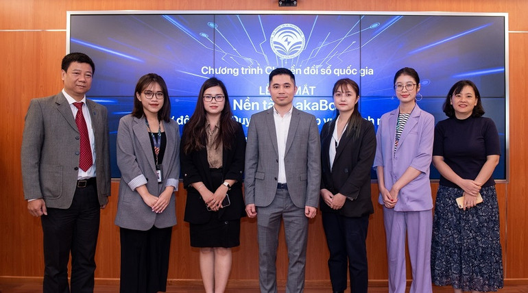 Đại diện Bộ Thông tin và Truyền thông và nhóm phát triển nền tảng akaBot. Ra mắt robot “ảo” akaBot tự động hóa quy trình nghiệp vụ doanh nghiệp -0