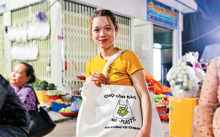 Người dân Côn Đảo dần quen với việc nói không với túi ni-lông khi đi chợ. Ảnh: WWF 11_1-1611978137332.jpg