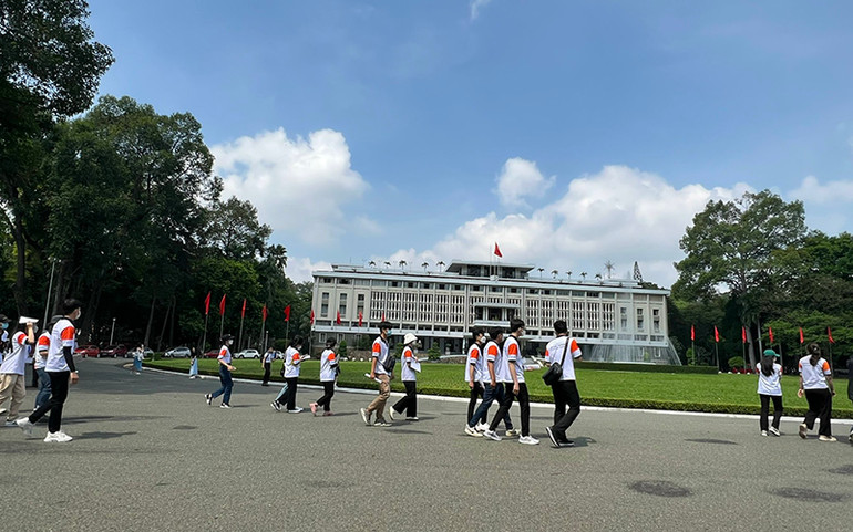 Sinh viên trường Cao đẳng Nghề Du lịch Sài Gòn tổ chức về nguồn tại Dinh Độc lập nhân dịp 30/4. Thành phố Hồ Chí Minh giữ gìn, phát huy giá trị các địa chỉ đỏ -0