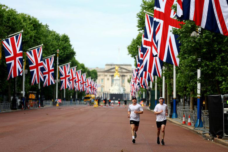 Đại lộ The Mall trước Cung điện Buckingham. (Ảnh: Reuters) Vương quốc Anh sẵn sàng cho Đại lễ Bạch kim kỷ niệm 70 năm Nữ hoàng Elizabeth II lên ngôi -0