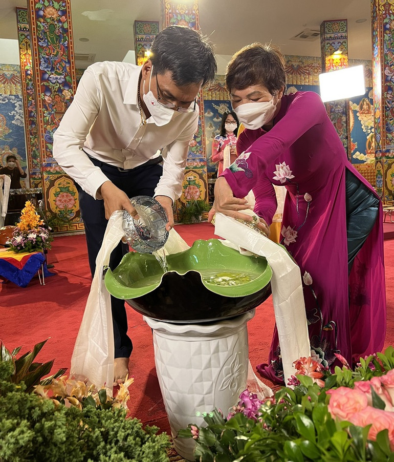 Thành kính dâng nước cúng Phật. Sâu lắng nghi lễ tắm Phật mừng Đại lễ Phật đản -0