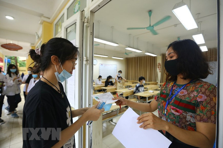 Tuyển sinh lớp 10 ở Hà Nội: Thí sinh “đội mưa” đến điểm thi -0