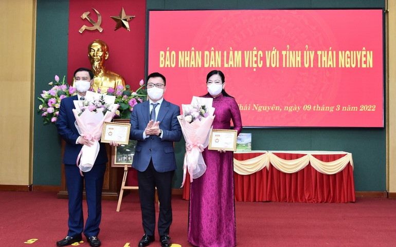 Đồng chí Lê Quốc Minh trao Kỷ niệm chương “Vì sự nghiệp Báo Nhân Dân” cho các đồng chí lãnh đạo tỉnh Thái Nguyên. Đoàn công tác Báo Nhân Dân thăm và làm việc tại tỉnh Thái Nguyên -0