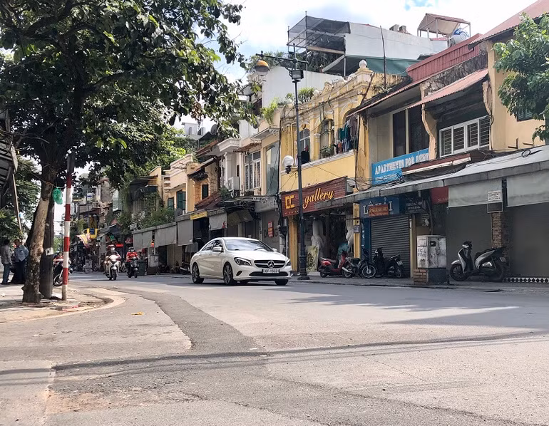 Mặt đường phố cổ vừa được thảm nhựa, đã bị đào xới để hạ ngầm -0