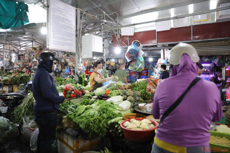Hà Nội: Hàng hóa siêu thị dồi dào, chợ dân sinh không thiếu hàng tươi sống -0
