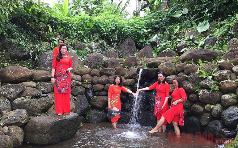 Du khách đến thăm quan giếng cổ Gio An, huyện Gio Linh. Xuân ấm trên vùng bão lũ -0