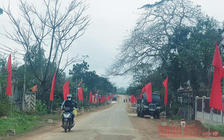 Các đường thôn, ngõ xóm của vùng quê cách mạng Gio An, Gio Linh, đỏ rực cờ Tổ quốc đón Tết cổ truyền. Xuân ấm trên vùng bão lũ -0