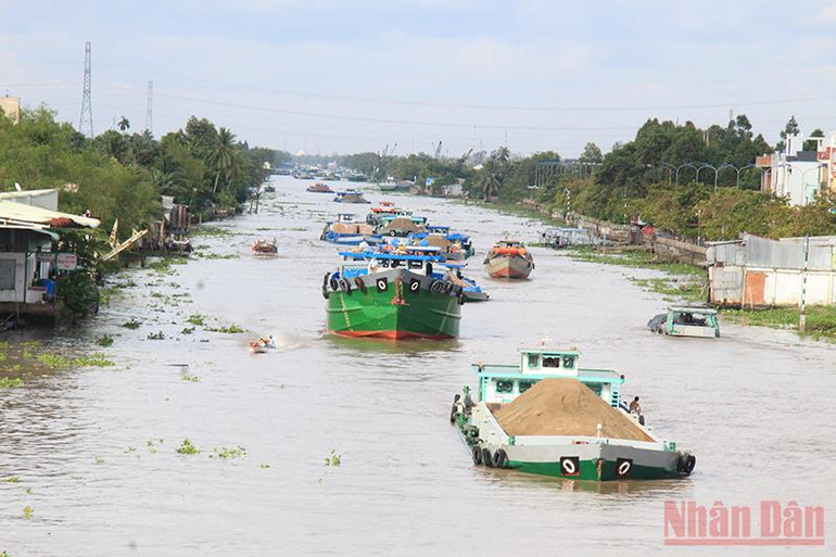 Đã trục vớt xong xà lan cát chìm trên kênh Xáng Xà No -0