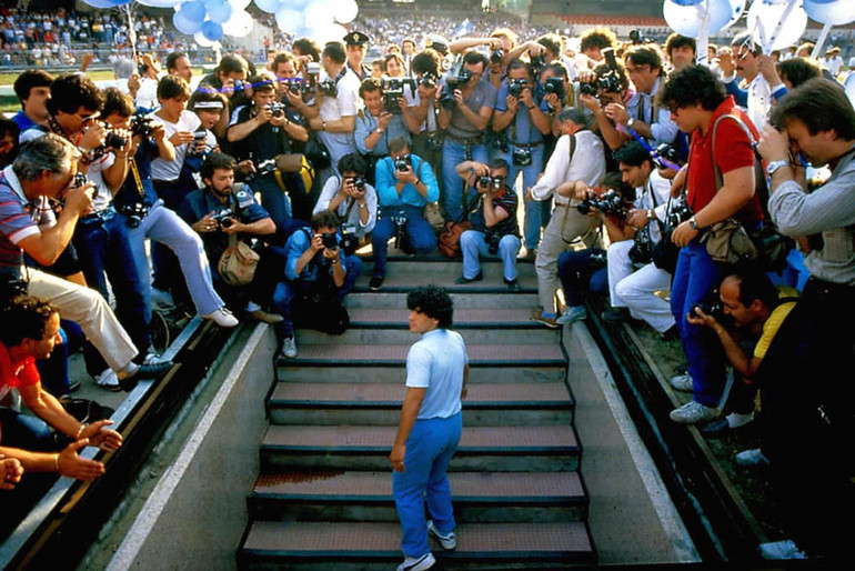 Maradona trong ngày ra mắt tại Napoli. (Ảnh: Alfredo Capozzi) Cuộc đời và sự nghiệp của huyền thoại Maradona qua ảnh -0