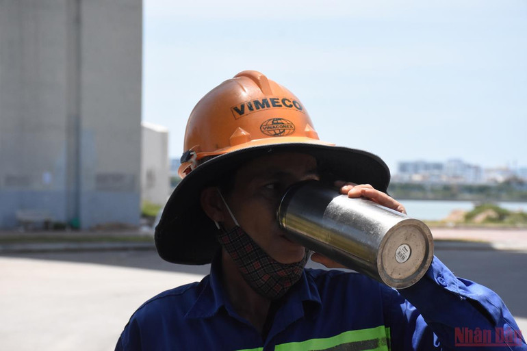 Lao động dưới trời nắng nóng gay gắt -0