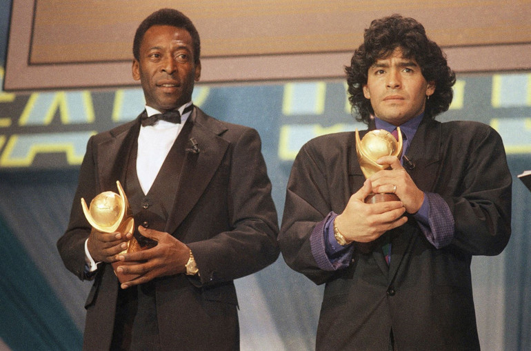 Maradona và Pelé cầm trên tay cúp "Oscar bóng đá" năm 1987. Năm 2000, hai huyền thoại này chia nhau giải thưởng "Cầu thủ của thế kỷ" do FIFA trao tặng. (Ảnh: AP) Cuộc đời và sự nghiệp của huyền thoại Maradona qua ảnh -0