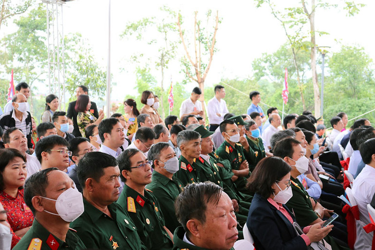 Đông đảo cựu chiến binh cùng cán bộ, nhân dân Điện Biên dự lễ khánh thành Đền thờ liệt sĩ trên đồi F. Chủ tịch nước Nguyễn Xuân Phúc dự Lễ khánh thành Đền thờ liệt sĩ tại chiến trường Điện Biên Phủ -0