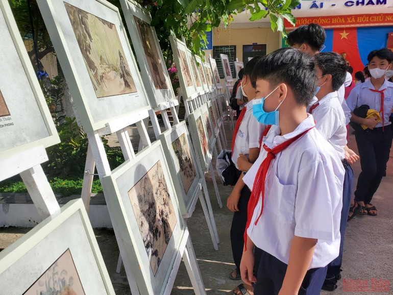 Đây là lần đầu tiên học sinh vùng xa huyện Hòa Vang được tham quan thưởng lãm ảnh lưu động Ký họa chiến trường Khu V. Triển lãm lưu động Ký họa chiến trường Khu V -0