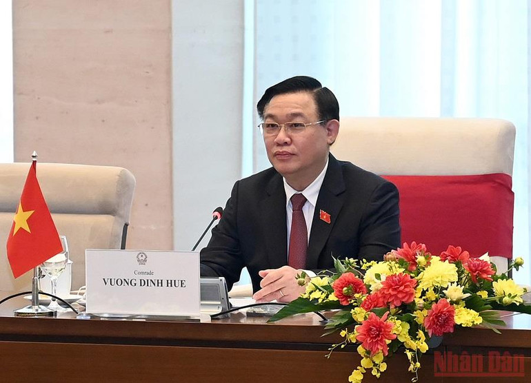 Chủ tịch Quốc hội Vương Đình Huệ phát biểu tại buổi hội kiến. Chủ tịch Quốc hội Vương Đình Huệ hội kiến Thủ tướng Lào Phankham Viphavanh -4