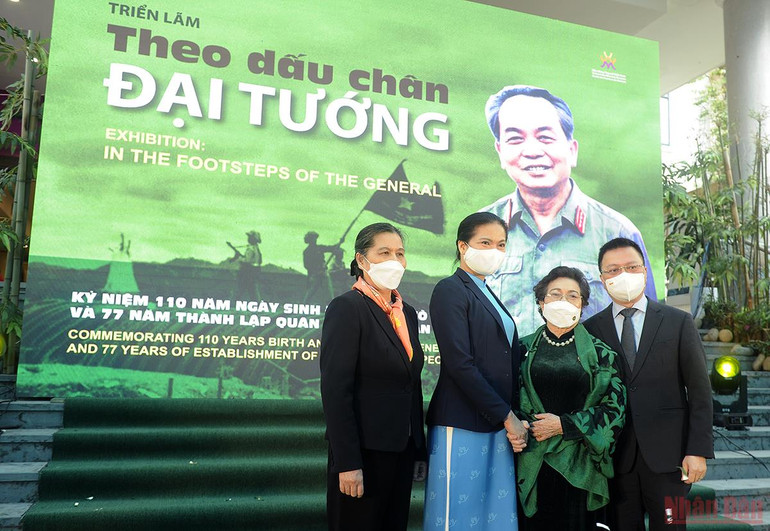 Tổng Biên tập Báo Nhân Dân Lê Quốc Minh, Chủ tịch Hội Phụ nữ Việt Nam Hà Thị Nga, nguyên Chủ tịch Hội Phụ nữ Việt Nam Nguyễn Thị Thanh Hòa chụp ảnh lưu niệm cùng tác giả Nguyễn Thị Mỹ Dung. Triển lãm -0