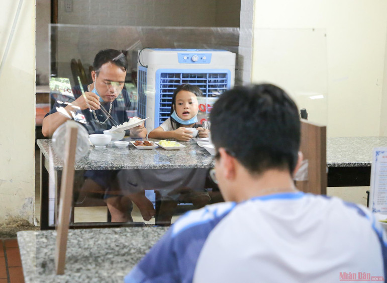 Hàng quán Hà Nội dựng vách ngăn phòng Covid-19 -0