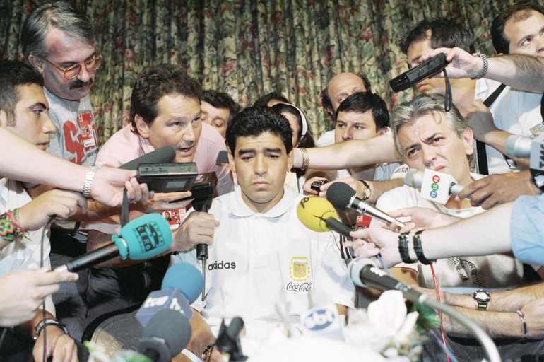 Maradona đối diện với truyền thông sau khi bị trục xuất khỏi World Cup 1994 vì sử dụng chất cấm. (Ảnh: Tim Sharp/AP) Cuộc đời và sự nghiệp của huyền thoại Maradona qua ảnh -0